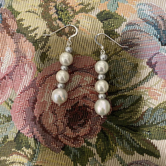 💙2 for $12 Earrings,good quality pearlized beads. - Picture 5 of 5